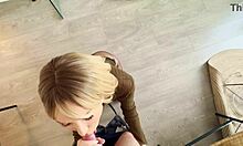 Blond MILF w rajstopach namawia do seksu przed pracą