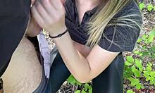 Blonde amateur avale dans les bois