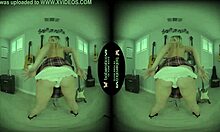 Scène de masturbation en VR avec Natalia Queen