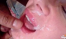 Dypthroat og cumshot for tenåringsbabe