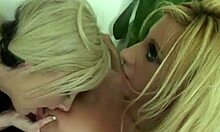 Blonde innocente dans un trio MILF