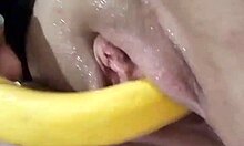 Masturbation maison avec une banane et une vue en gros plan